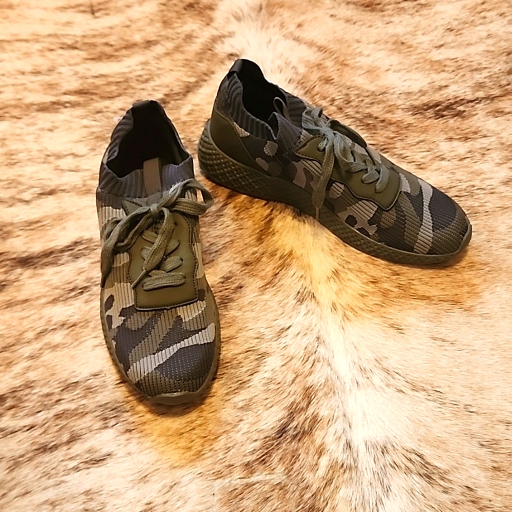 Blondo waterproof camo shoes